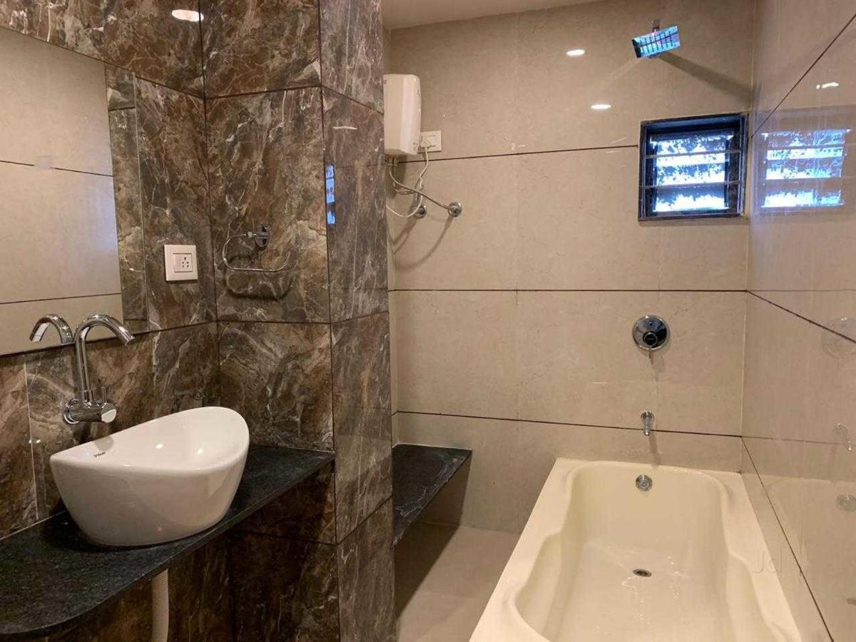 Hotel Radha Krishna Ānand Esterno foto